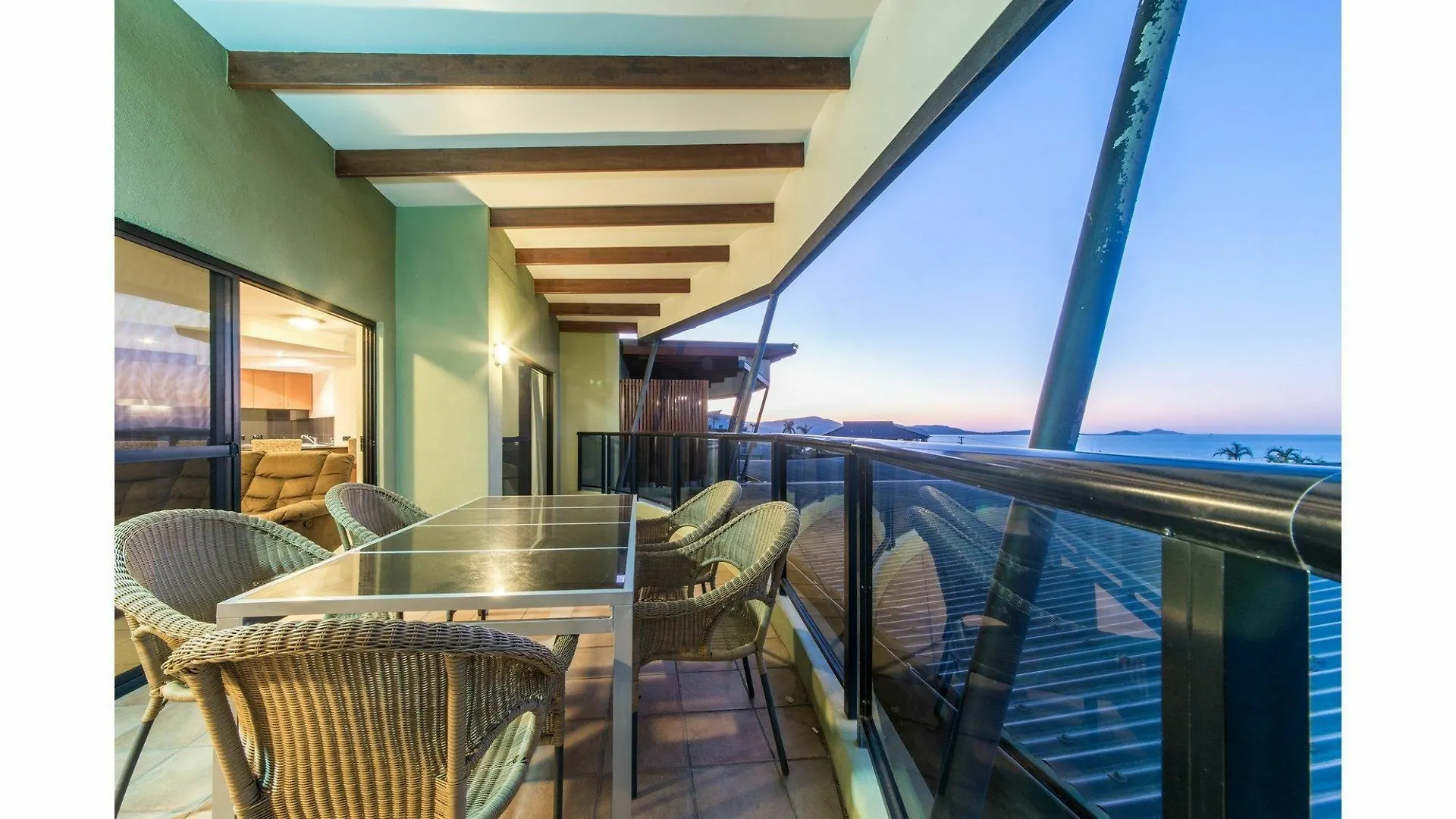 Paradise Penthouse At Waves Airlie Beach
