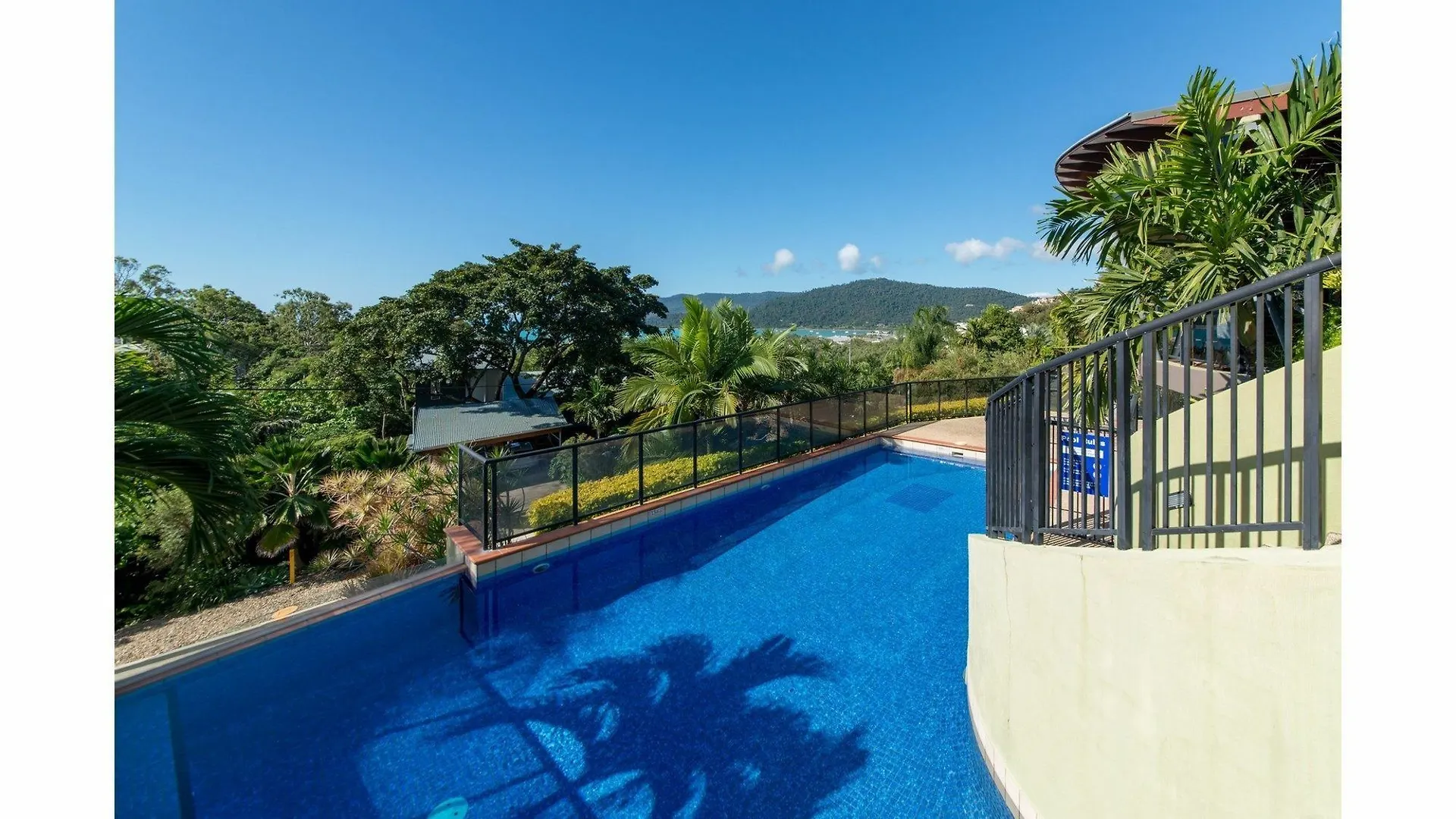 Paradise Penthouse At Waves Airlie Beach